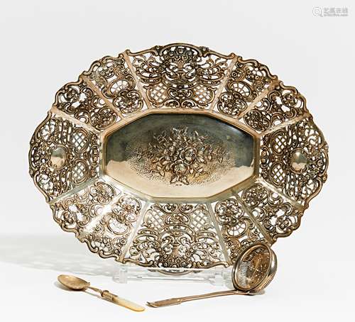 OVALER ANBIETKORB STIL ROKOKO. Deutschland. Silber. Ca. 604g. 5,5x36x28cm. Mondsichel & Krone,