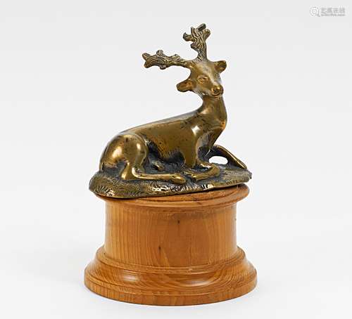 KLEINER LIEGENDER HIRSCH. Bronze, Holzsockel. H.11,5cm. Ohne erkennbare Marke. Zustand B.