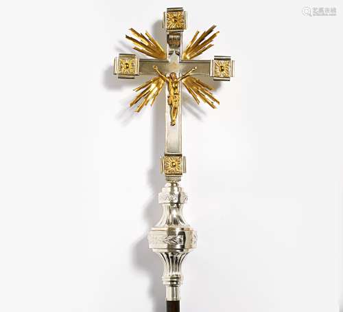 VORTRAGEKREUZ MIT STAB. Style Louis XVI. Metall, versilbert und vergoldet. Kreuz: H.75, B.30,5, ø