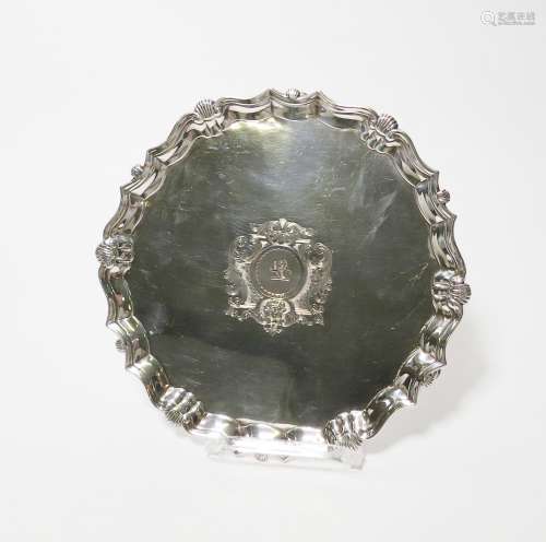 GEORGE II SALVER MIT WAPPENGRAVUR. London. 1738-39. John Robinson II. Silber. Ca. 454g. H.3cm, ø