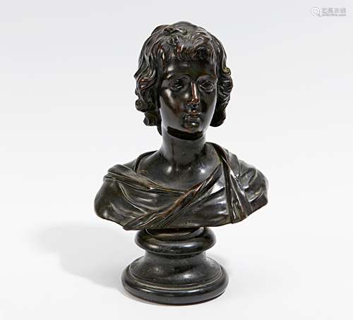 KLEINE BÜSTE EINES JÜNGLINGS. Wohl Frankreich. 18./19.Jh. Bronze, patiniert. H.19,5cm. Zustand B.