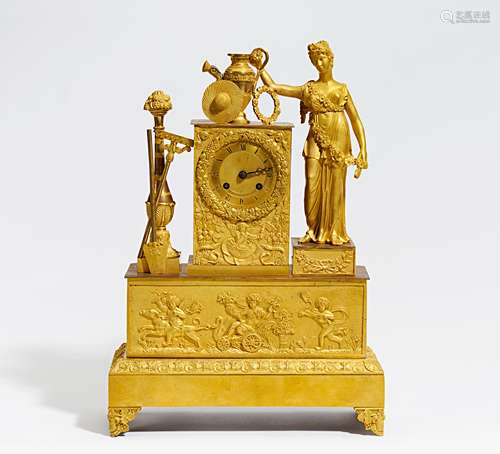 PENDULE MIT GÄRTNERIN CHARLES X. Paris. Bronze vergoldet. Pendulewerk mit Fadenaufhängung und