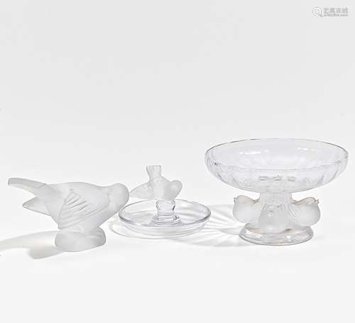 2 VOGELFIGUREN UND 1 AUFSATZSCHALE MIT VOGELDEKOR. Lalique, René. Wingen-sur-Moder. Farbloses