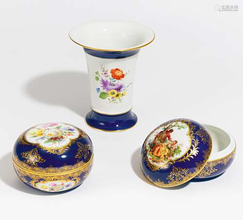 2 DOSEN, EINE VASE BLAUER FOND. Meissen. Porzellan, farbig und gold staffiert. H. Vase 16cm, ø Dosen