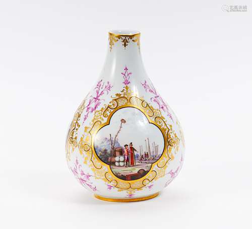 KLEINE VASE MIT WATTEAUSZENEN. Meissen. Porzellan, farbig, purpur und gold staffiert. H.14cm.