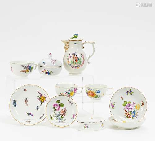 KÄNNCHEN, DOSE, GEWÜRZGEFÄß, PAAR KLEINE TASSEN MIT UT, GROßE TASSE MIT UT, UNTERTASSE. Meissen.