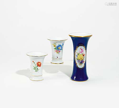 3 VASEN BLUMENDEKOR. Meissen. Porzellan, farbig und gold staffiert. H. 14cm/24,5cm.