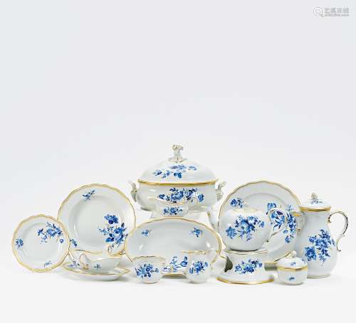 KAFFEE- UND SPEISESERVICE BLAUE BLUME. Meissen. Porzellan, blau und gold staffiert. Insg. 83