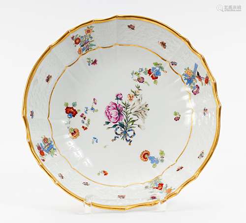 TIEFER TELLER MIT BLUMENDEKOR. Meissen. Porzellan, farbig und gold staffiert. ø 21,5cm.