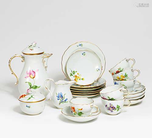 KAFFEESERVICE MIT BLUMENDEKOR FÜR 6 PERSONEN. Meissen. Porzellan, farbig und gold dekoriert.