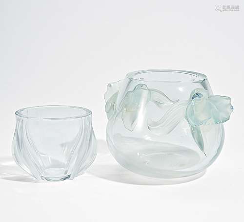 VASE MIT TULPENDEKOR, VASE MIT ORCHIDEEN UND SCHALE MIT VOGELFRIES. Lalique, René. Wingen-sur-Moder.