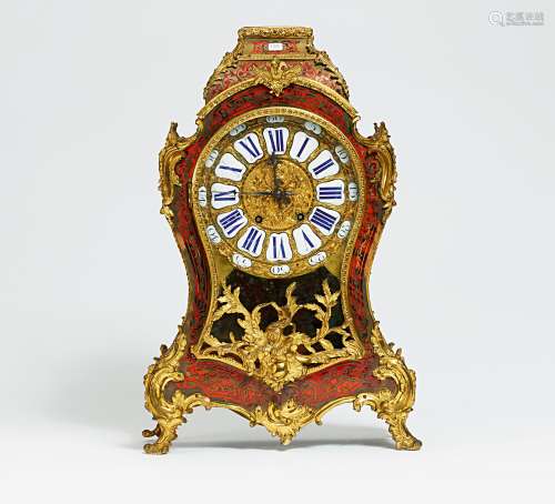 PENDULE STYLE LOUIS XV. Paris. Boulle-Technik, Schildpatt und Messing ornamental eingelegt.