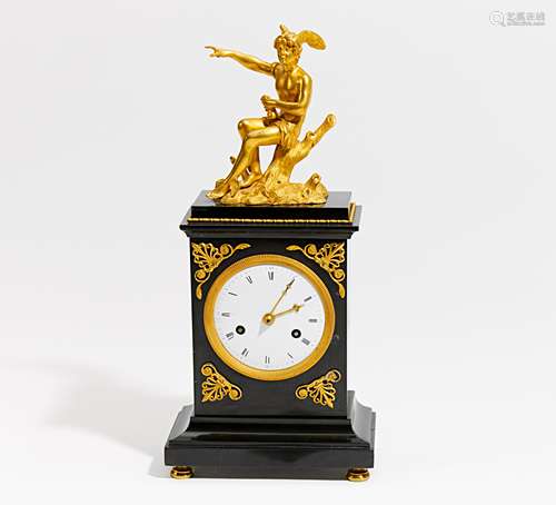 KLEINE PENDULE MIT HERMES EMPIRE. Frankreich. Schwarzer Marmor und vergoldete Bronze.