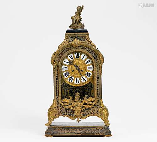 BOULLE-PENDULE STYLE LOUIS XV. Frankreich. Ebonisiertes Holz. Boulle-Technik, Messing und Schildpatt