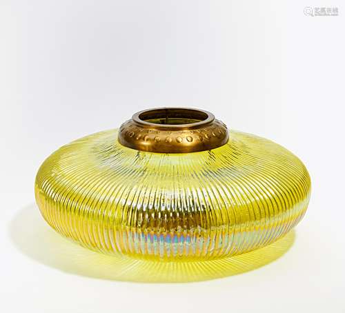 WINDLICHT. Frankreich. Glas, gelbes Dekor. Metallmontierung. H.18cm. Ohne erkennbare Marke.