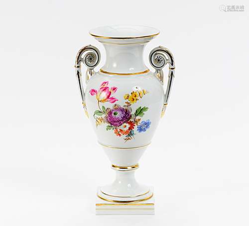 KLEINE AMPHORENVASE MIT BLUMENDEKOR. Meissen. Porzellan, farbig und gold staffiert. H.29,5cm.