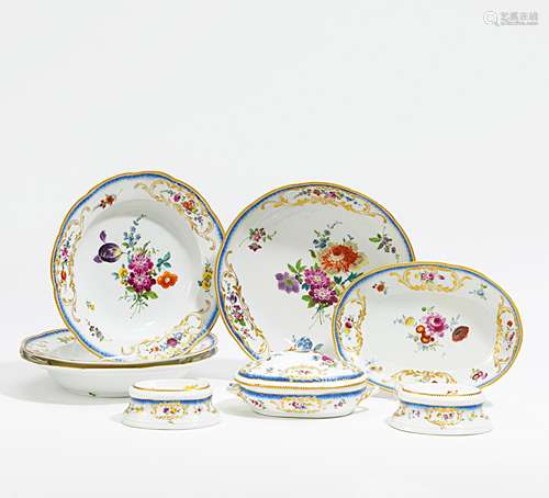 7 TEILE AUS EINEM SERVICE MIT BLUMEN UND BLAUEM RANDDEKOR. Meissen. 1740-1780. Porzellan, farbig und