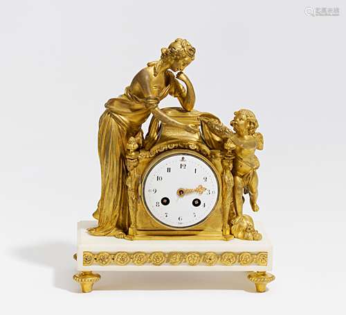 PENDULE MIT VENUS UND AMOR STIL LOUIS XVI. Paris. Weißer Marmor und vergoldete Bronze. Pendulewerk