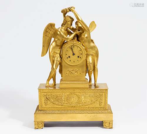 SEHR GROßE PENDULE MIT AMOR UND PSYCHE. Paris. Um 1825-30. Bronze vergoldet. Römische Ziffern.