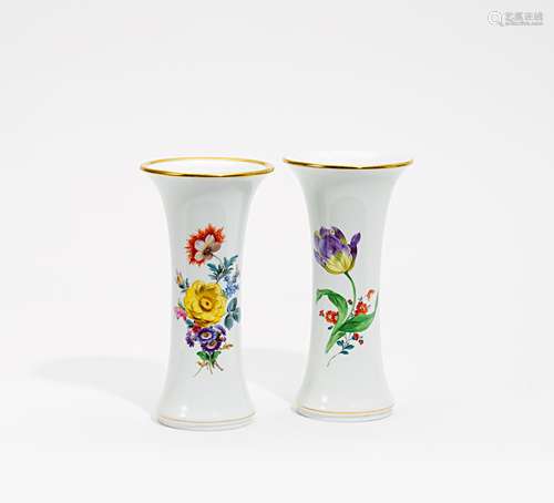 2 VASEN BLUMENDEKOR. Meissen. Porzellan, farbig und gold staffiert. H. 24,5cm. Schwertermarke und