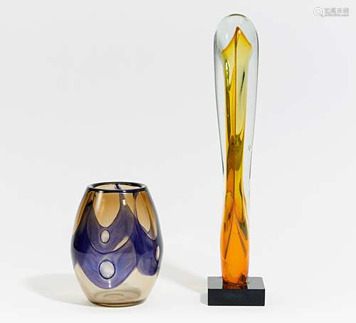 GLASOBJEKT UND VASE. 1979 bzw. 1975. Einmal Ulrike & Thomas Oelzner. Glas. H.44/18cm. a) Oelzner 79.