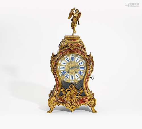 PENDULE STIL LOUIS XV. Frankreich. Boulle Technik, Schildpatt und Messing ornamental eingelegt.