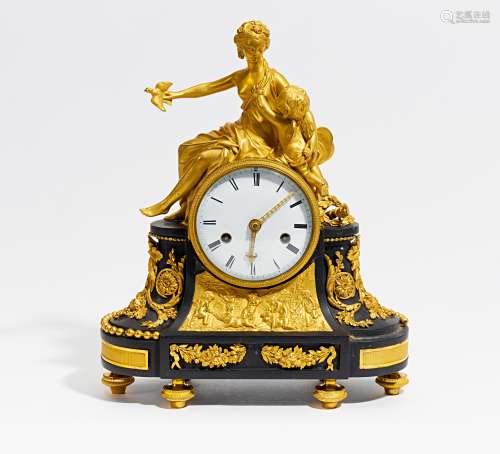 PENDULE MIT VENUS UND AMOR LOUIS XV. Paris. Schwarzer Marmor und vergoldete Bronze. Großes