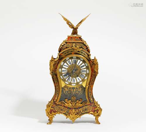 PENDULE STIL LOUIS XV. Frankreich. Boulle Technik, Schildpatt und Messing ornamental eingelegt.