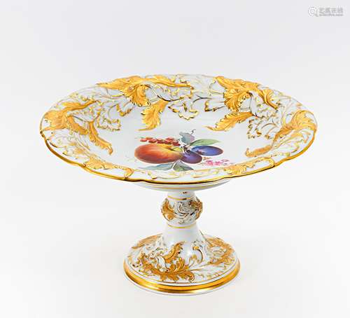 PRUNKAUFSATZSCHALE MIT OBSTDEKOR. Meissen. Porzellan, farbig und gold staffiert. H.18cm, ø 30cm.