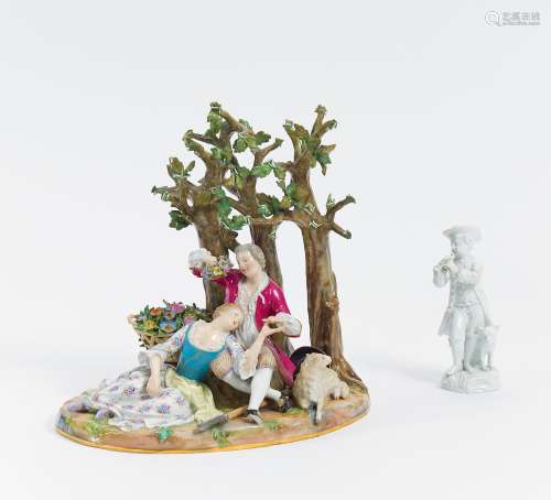 GROßE SCHÄFERGRUPPE UNTER BAUM. Meissen. Porzellan, farbig und gold staffiert. H.25cm.