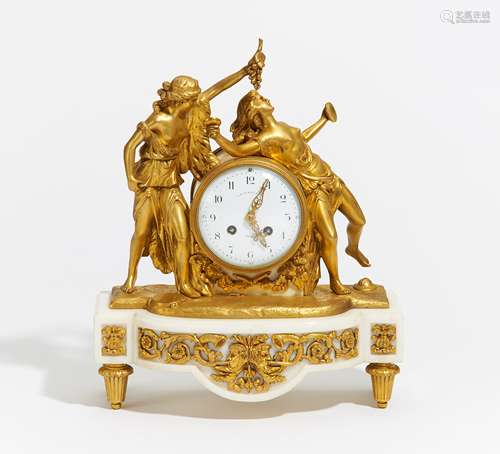 PENDULE MIT BACCHANAL STIL LOUIS XVI. Paris. La Serbe d'or. Weißer Marmor und vergoldete Bronze.