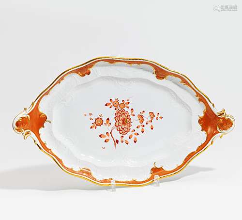 OVALE SERVIERPLATTE MIT INDISCHEN BLUMEN. Meissen. Porzellan, eisenrot und gold dekoriert. 57,