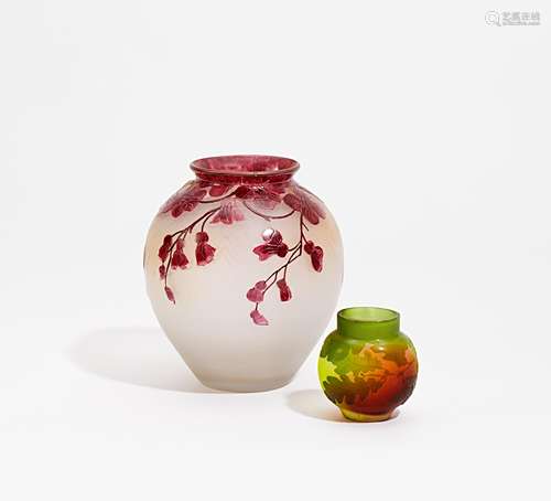 VASE MIT KIRSCHBLÜTENZWEIGEN. Legras & Cie. Saint Denis. Farbloses Glas, Emailfarbe. H. 20cm.