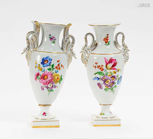 2 VASEN MIT SCHWANENHENKELN UND BLUMENDEKOR. Potschappel, Carl Thieme. Porzellan, farbig und gold