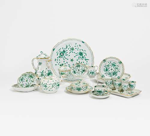 KAFFEE- UND TEESERVICE INDISCHE BLUME FÜR 10 PERSONEN. Meissen. Porzellan, grün und gold