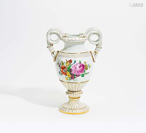 GROßE SCHLANGENHENKELVASE. Meissen. Porzellan, farbig und gold staffiert. H.48cm. Schwertermarke mit