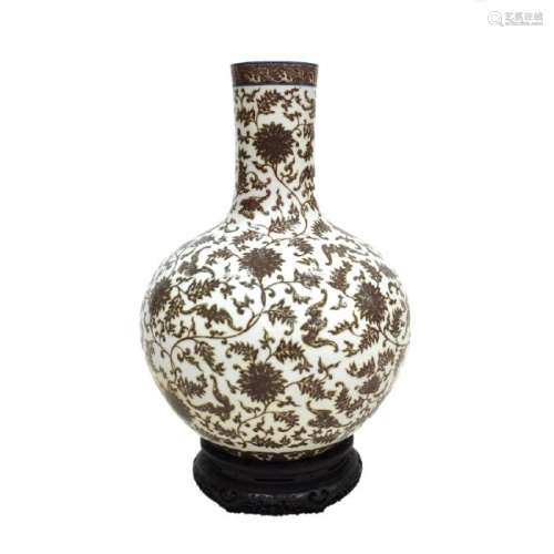 QIANLONG RED & WHITE WRAPPED FLORAL REWARD VASE ON