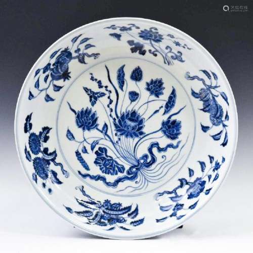 VERY FINE CHINESE MING BLUE & WHITE LOTUS PLATE