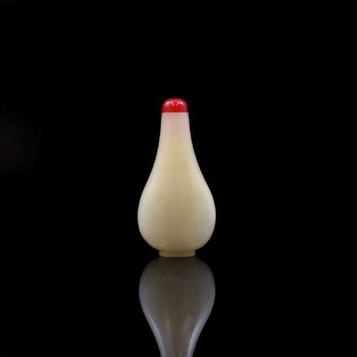 JADE SNUFF BOTTLE & RED CORRAL STOPPER