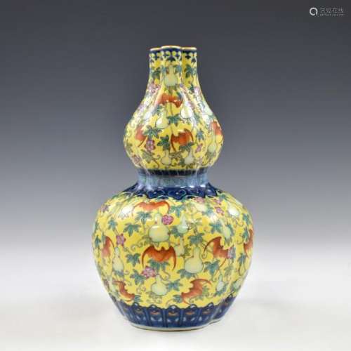 QIANLONG CONJOINED FAMILLE JAUNE VASE