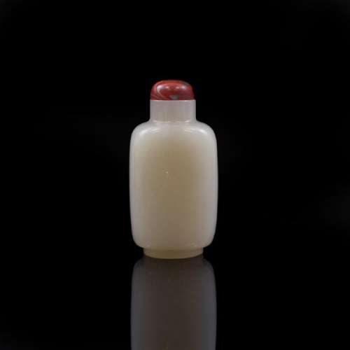 JADE SNUFF BOTTLE & RED CORRAL STOPPER