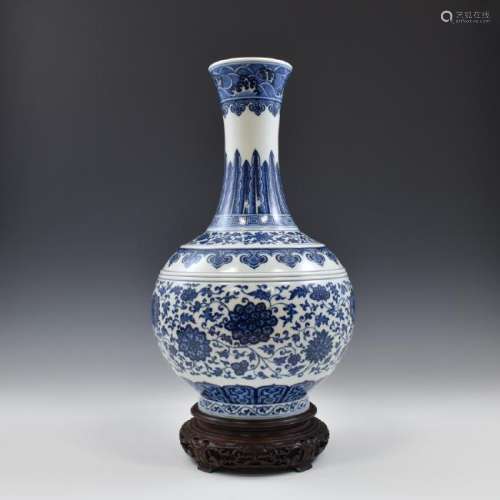 QIANLONG BLUE & WHITE WRAPPED FLORAL REWARD VASE