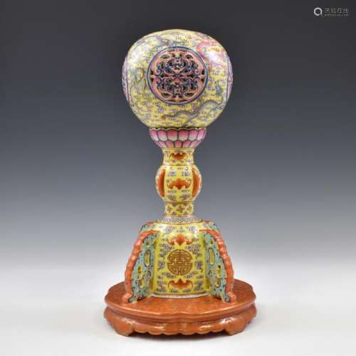 QIANLONG FAMILLE ROSE HAT STAND