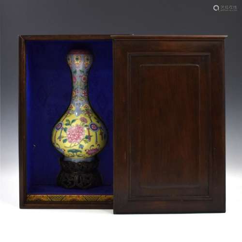 YONGZHENG FAMILLE JAUNE GARLIC VASE IN BOX