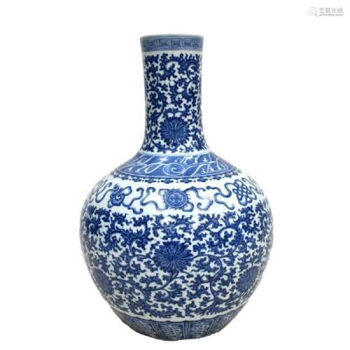 QIANLONG BLUE & WHITE WRAPPED FLORAL REWARD VASE