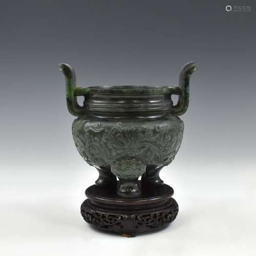 A FINE CHINESE SPINACH GREEN JADE TRIPOD CENSER