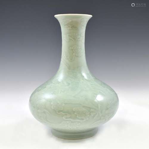 QIANLONG SGRAFFITO DRAGON DOUQING REWARD VASE