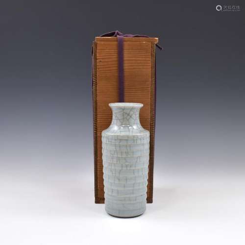 YONGZHENG GE TYPE VASE IN WOODEN BOX