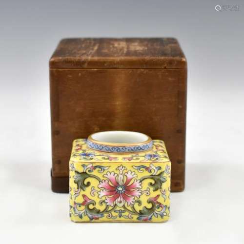 FAMILLE JAUNE SQUARE BRUSH WASHER IN WOODEN BOX