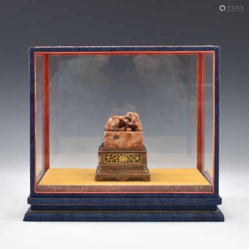 QIANLONG QILIN PORCELAIN SEAL ON STAND IN DISPLAY CASE